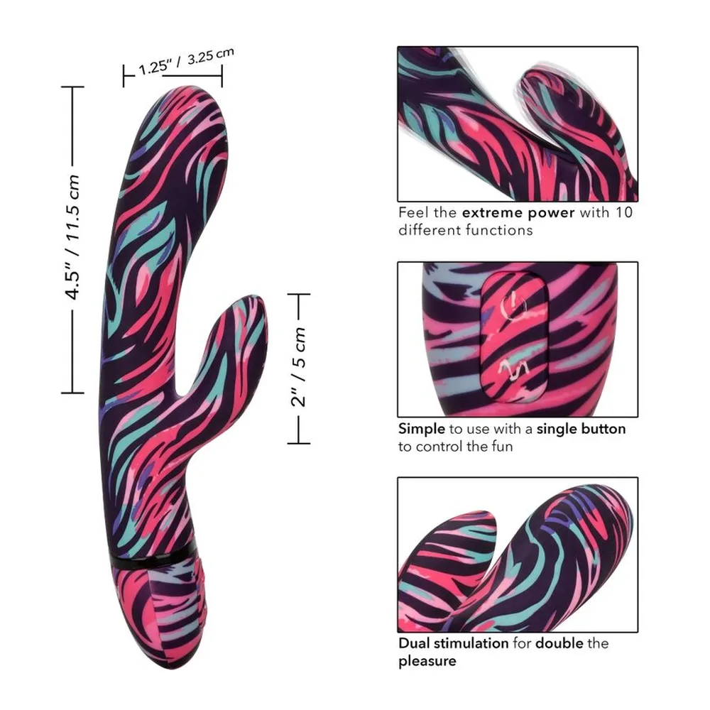 Vibromasseur rabbit en silicone rose, violet et bleu à motifs zébrés, avec deux branches flexibles, tenu en main sur fond blanc