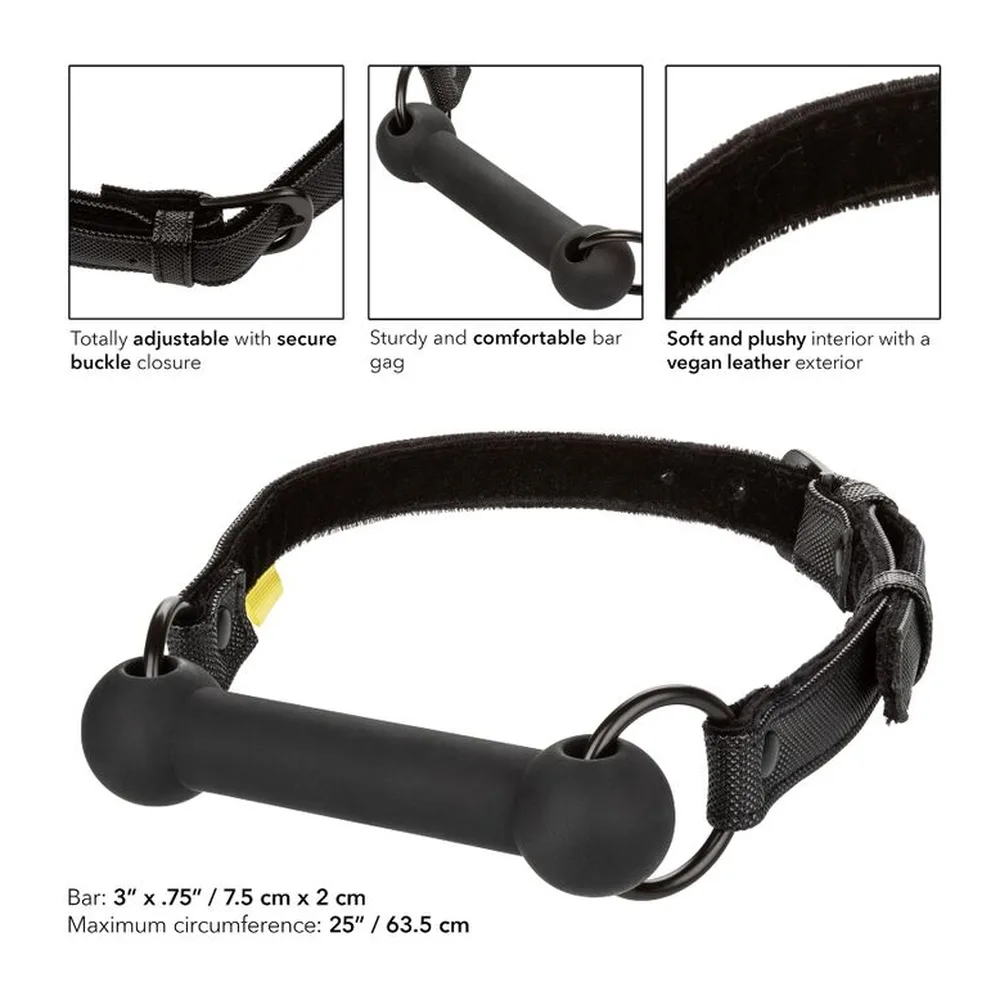 Bâillon avec barre de silicone noir à mordre, sangles de fixation noires ajustables avec boucles, arceau de maintien rembourré, sur fond blanc