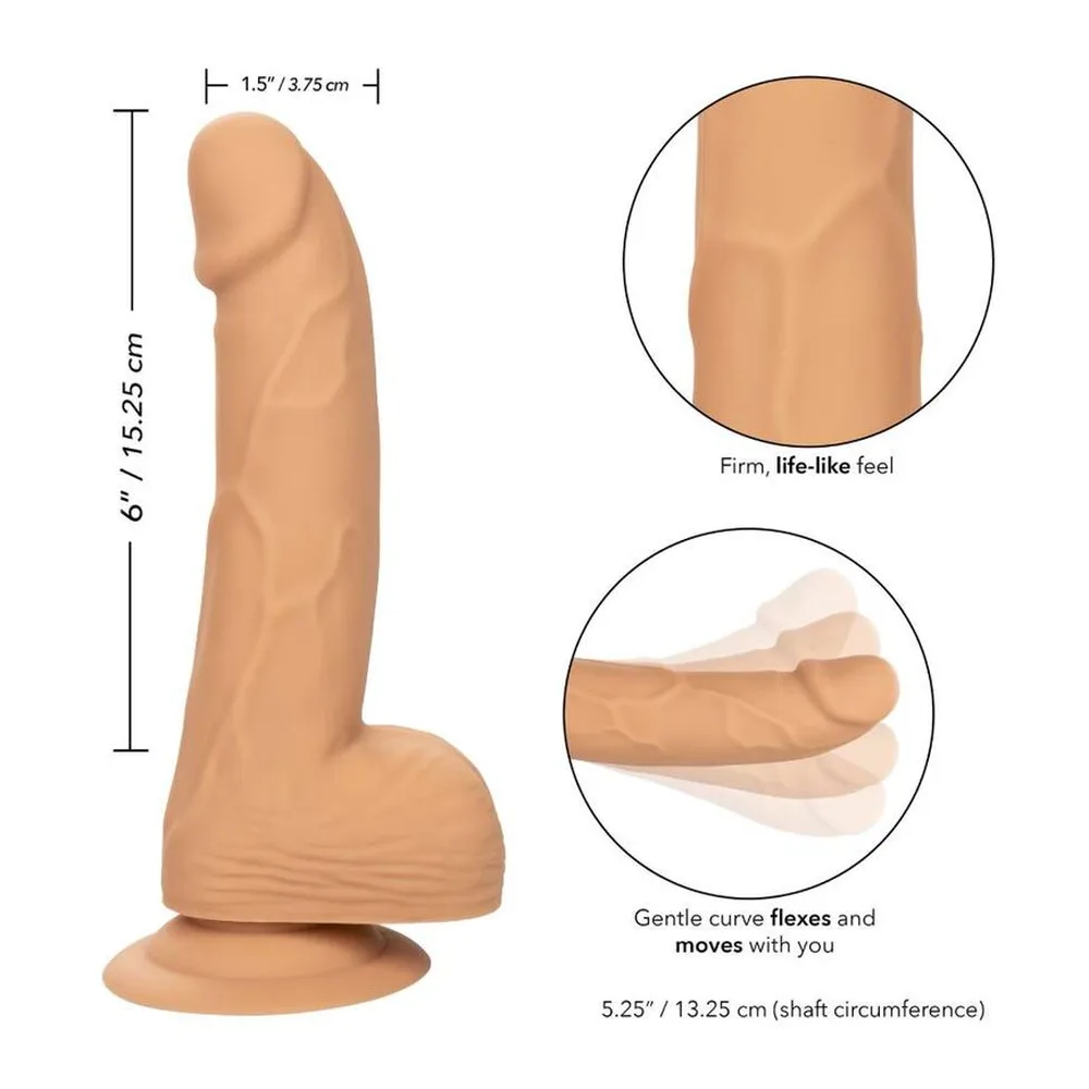 Gode réaliste en silicone beige clair, d'environ 15 cm, avec base ventouse, sur fond blanc