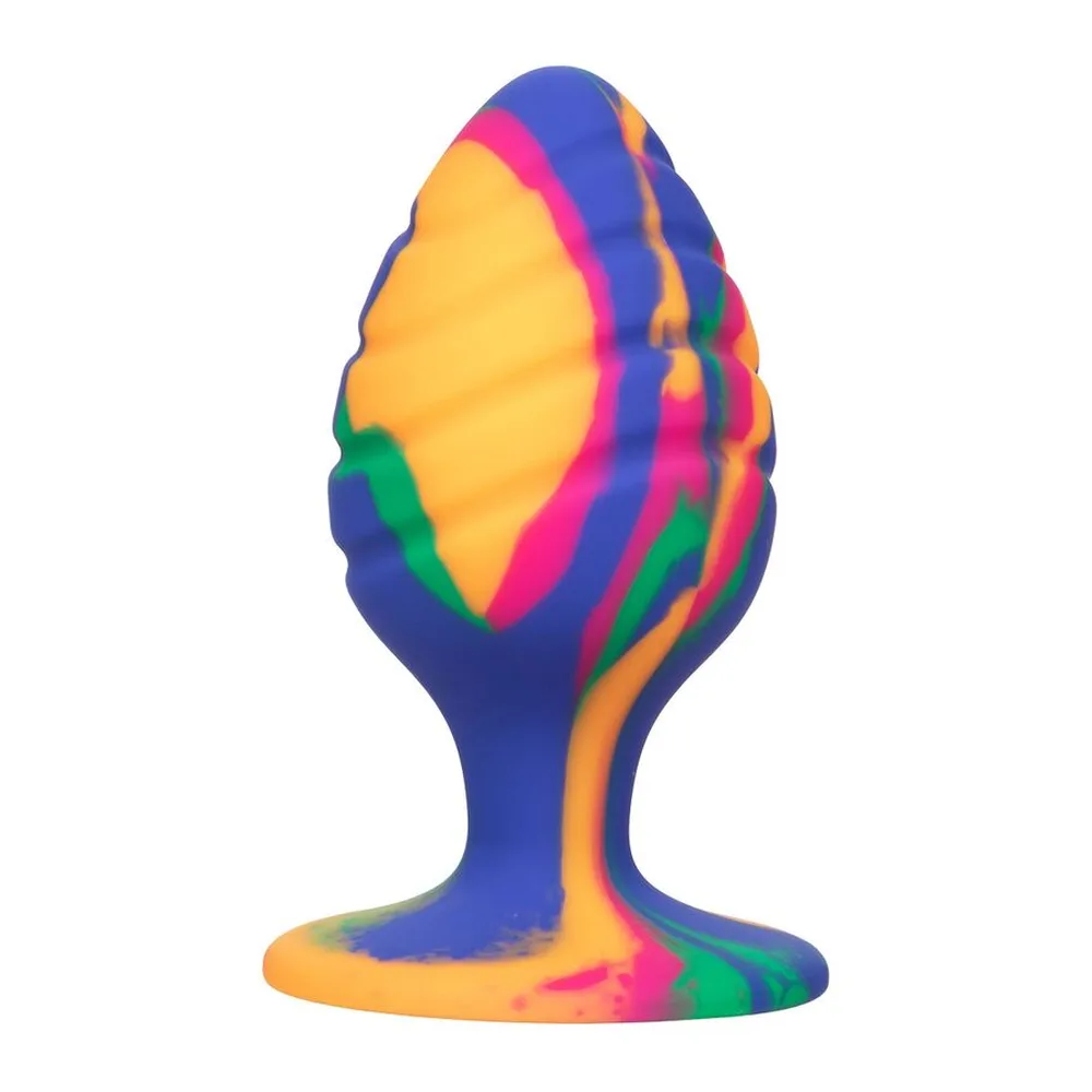 Plug anal en silicone aux couleurs arc-en-ciel avec motif spiralé jaune, rose, bleu, orange et vert, base ventouse assortie, sur fond blanc