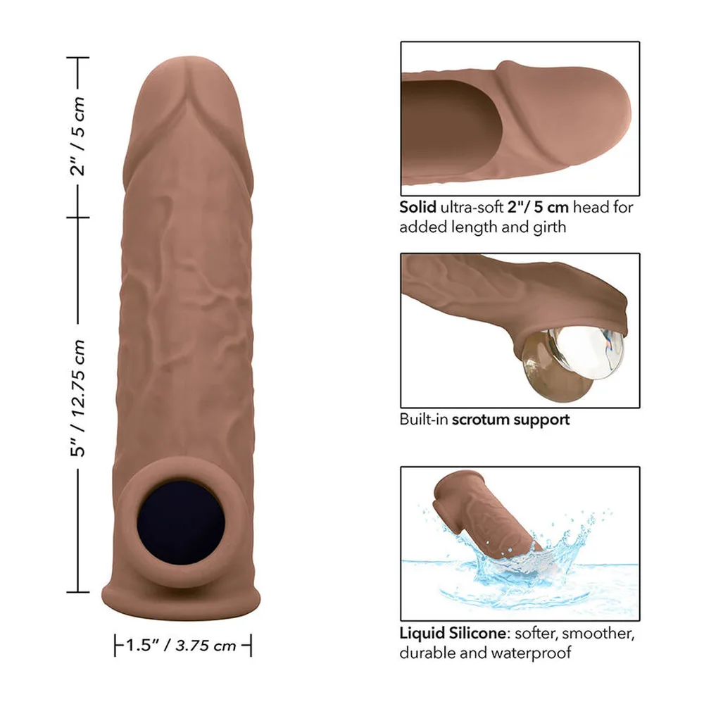 Gaine creuse en silicone beige avec textures réalistes, dotée d'une sangle scrotale intégrée à la base et d'une ouverture circulaire