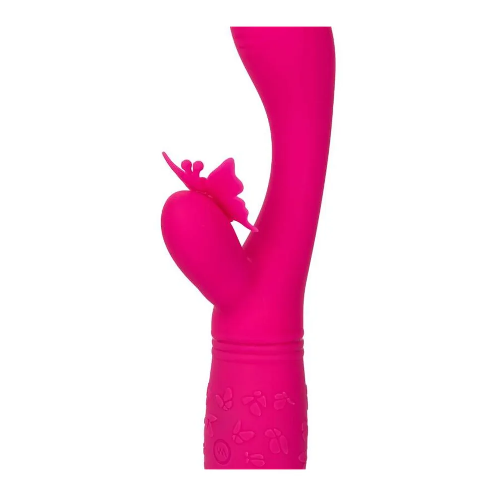Vibromasseur rabbit en silicone rose fuchsia avec ailes de papillon articulées au niveau du clitoris et motifs texturés en relief à la base, fond blanc
