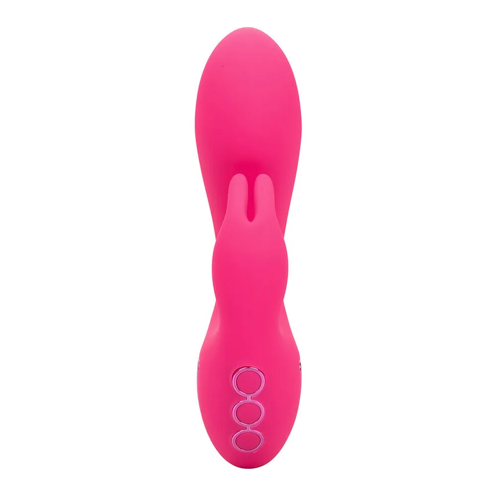 Vibromasseur rabbit rose fuchsia avec tige courte, deux stimulateurs externes en relief, boutons de contrôle sur la base, fond blanc