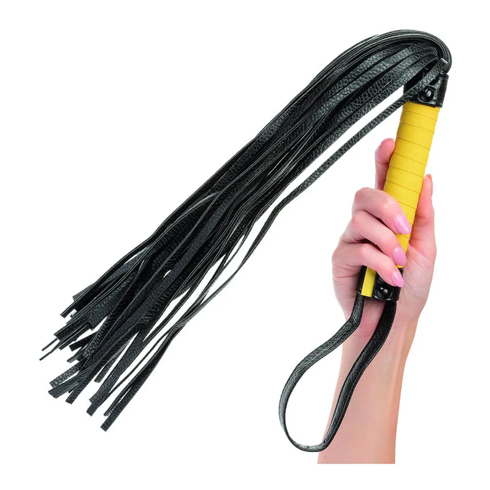 Martinet avec poignée jaune fluo et anneaux noirs, chute de lanières noires texturées et dragonne assorti sur fond blanc