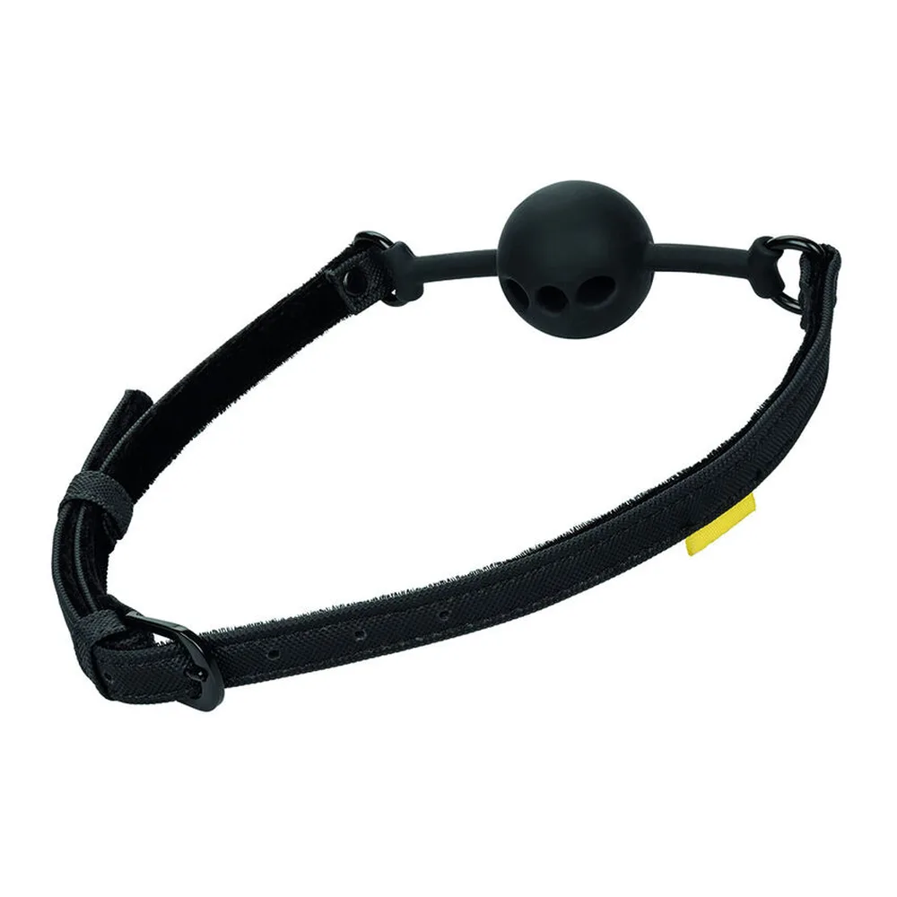 Baillon avec boule en silicone noir mat, sangle de maintien noire rembourrée avec détail jaune, sur fond blanc