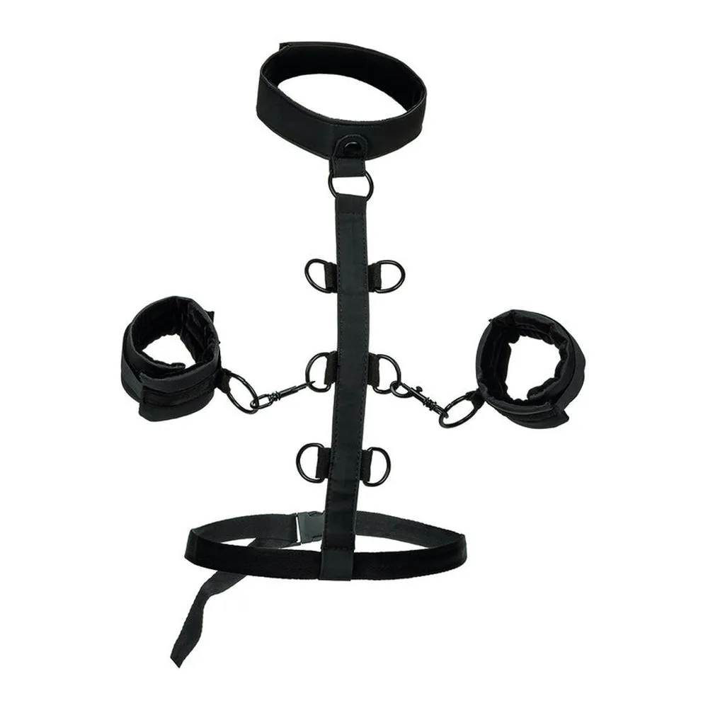 Ensemble de retenue noir composé d'un col ajustable, d'une bande centrale avec anneaux de fixation, de deux poignets détachables et de sangles ajustables, intérieur peluche et extérieur cuir vegan