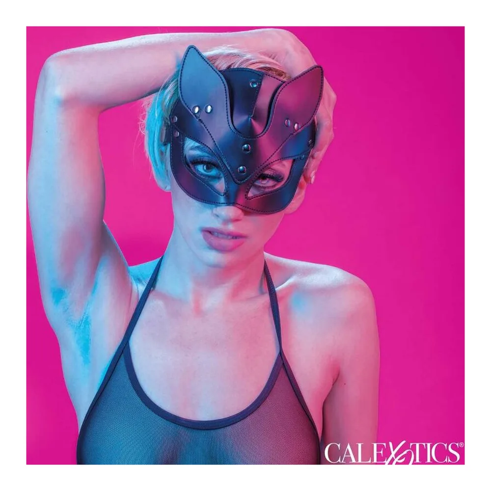 Masque de chat en cuir noir avec oreilles pointues, rivets argentés, doublure velours visible et lanière réglable noire