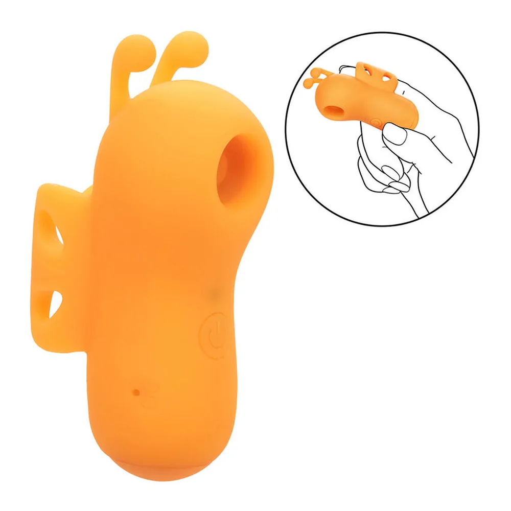 Mini-vibromasseur orange en forme de doigt avec deux antennes courbes au sommet, orifice de stimulation visible sur le côté, details texturés sur la surface, fond neutre
