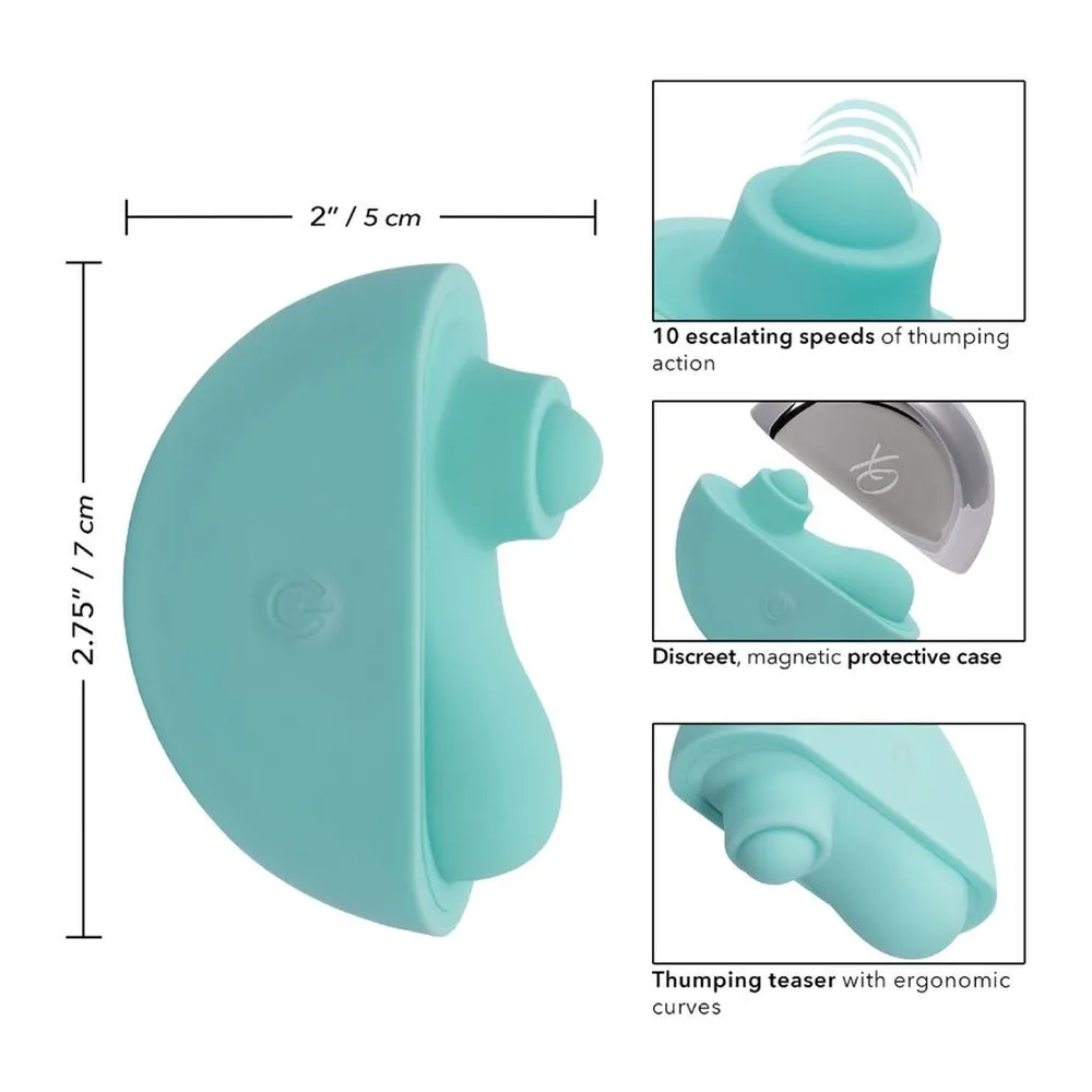 Stimulateur clitoridien turquoise en silicone avec tête ergonomique, dimensions et accessoires affichés : étui magnétique discret gris, schéma des 10 vitesses de tapotement, vue de profil de la forme