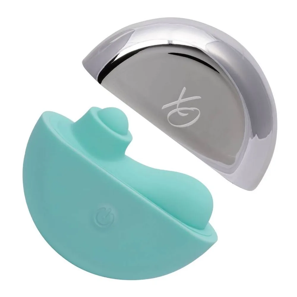 Stimulateur clitoridien turquoise en silicone avec tête ergonomique, dimensions et accessoires affichés : étui magnétique discret gris, schéma des 10 vitesses de tapotement, vue de profil de la forme