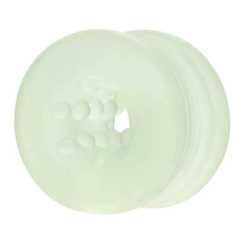 Masturbateur transparent avec anneau extensible translucide en silicone, vue de trois quarts sur fond blanc