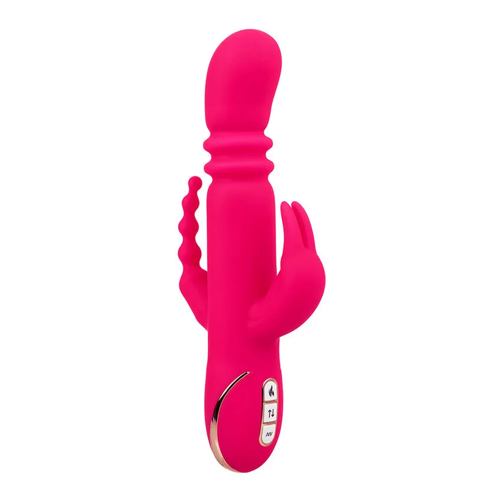 Vibromasseur rabbit rose fuchsia avec tige principale nervurée, deux bras latéraux, appendice anal et commandes au-dessus du socle, présenté sur fond blanc