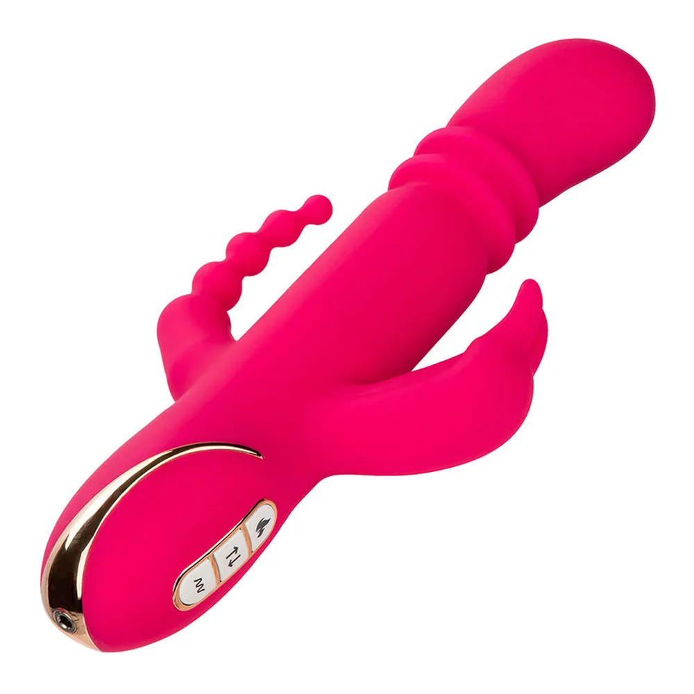 Vibromasseur rabbit rose fuchsia avec tige principale nervurée, deux bras latéraux, appendice anal et commandes au-dessus du socle, présenté sur fond blanc