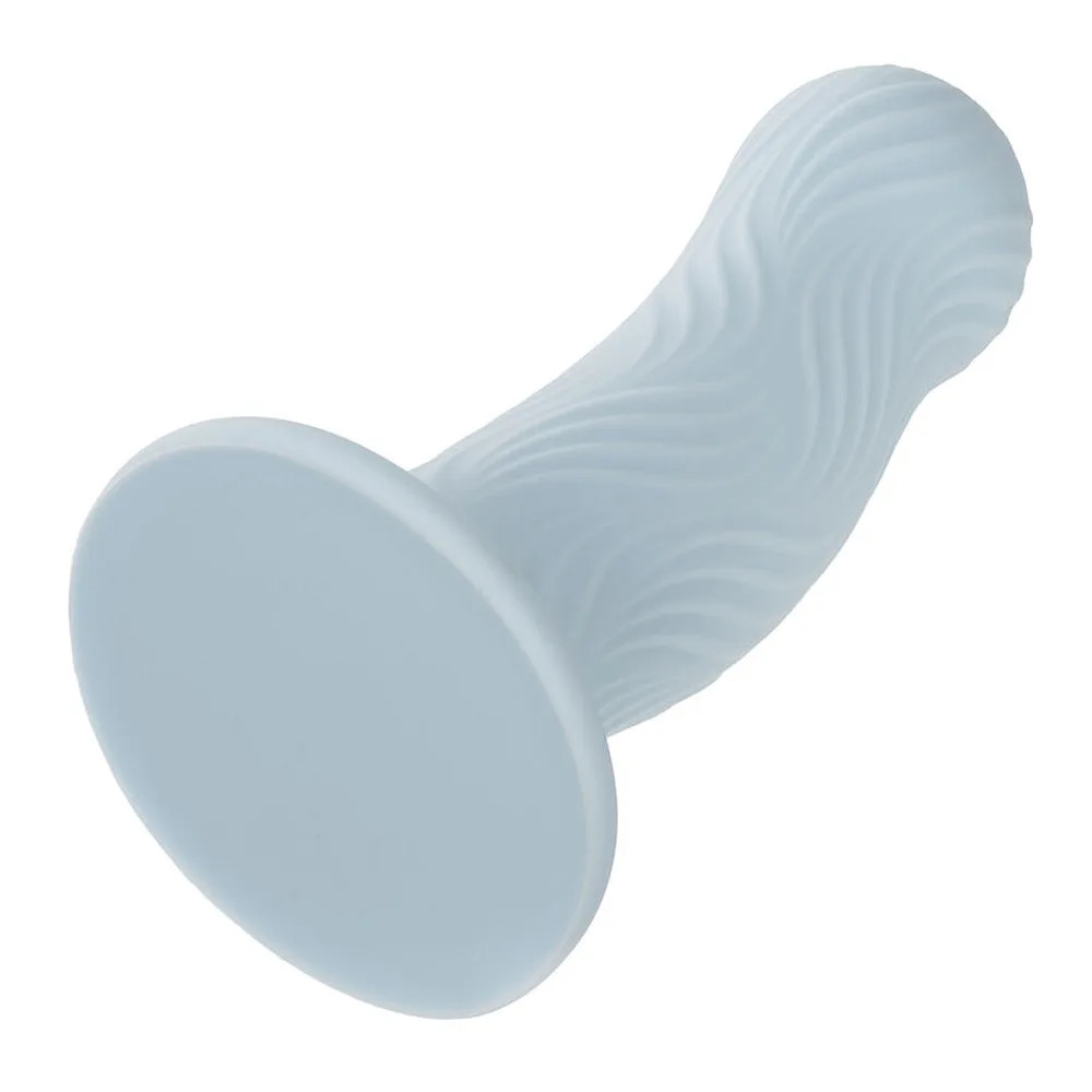 Plug anal en silicone bleu ciel avec texture ondulée, forme bulbeuse et base ventouse sur fond blanc