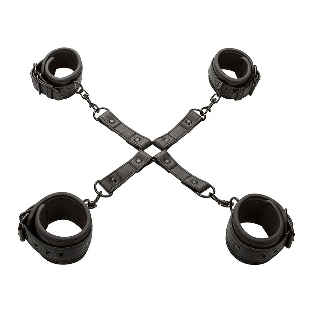 Quatre bracelets de cuir noir texturisé avec clous, reliés par une bande centrale en cuir croisée, formant un système de retenue réglable avec chaînes et boucles métalliques