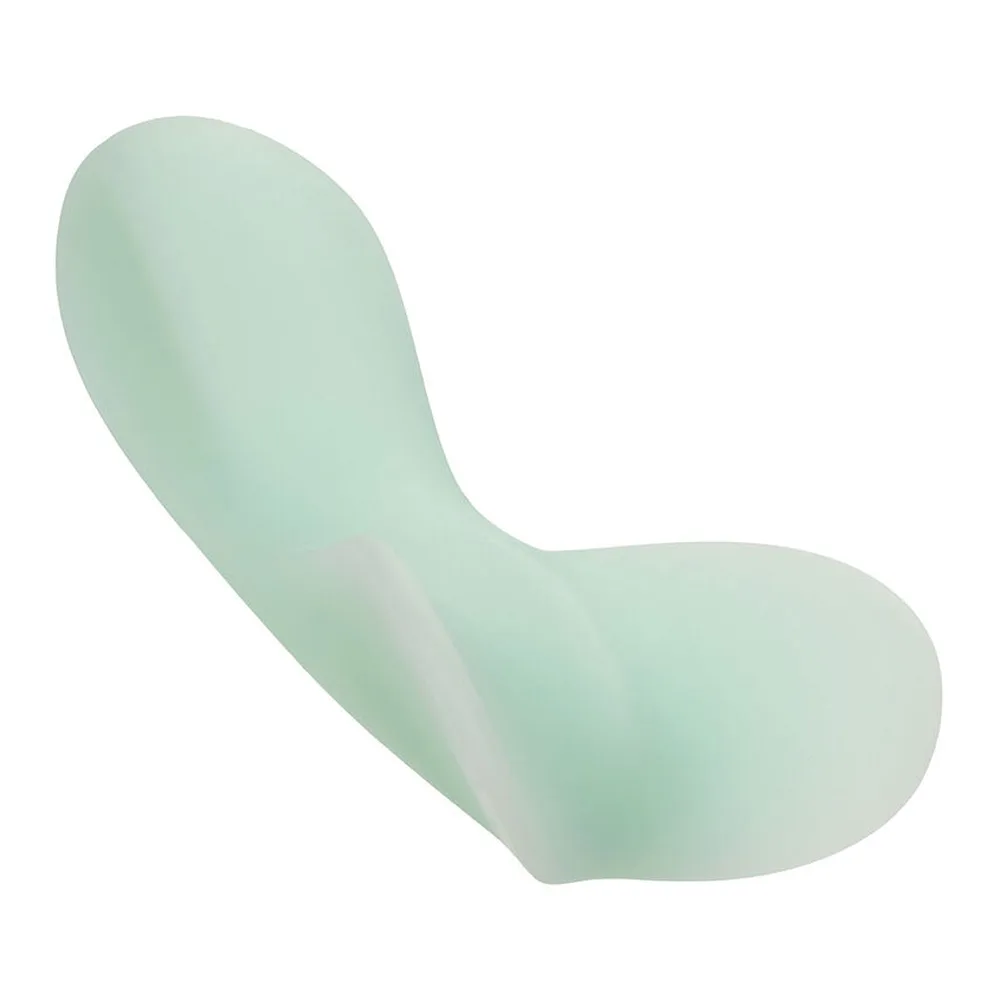 Stimulateur clitoridien en silicone vert pâle, forme épousant les courbes féminines avec extrémité arrondie, corps lisse et profilé, sur fond blanc