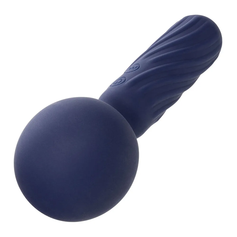 Wand de massage bleu marine avec tête sphérique bulbeuse et manche texturé rainuré, boutons de commande visibles sur le grip
