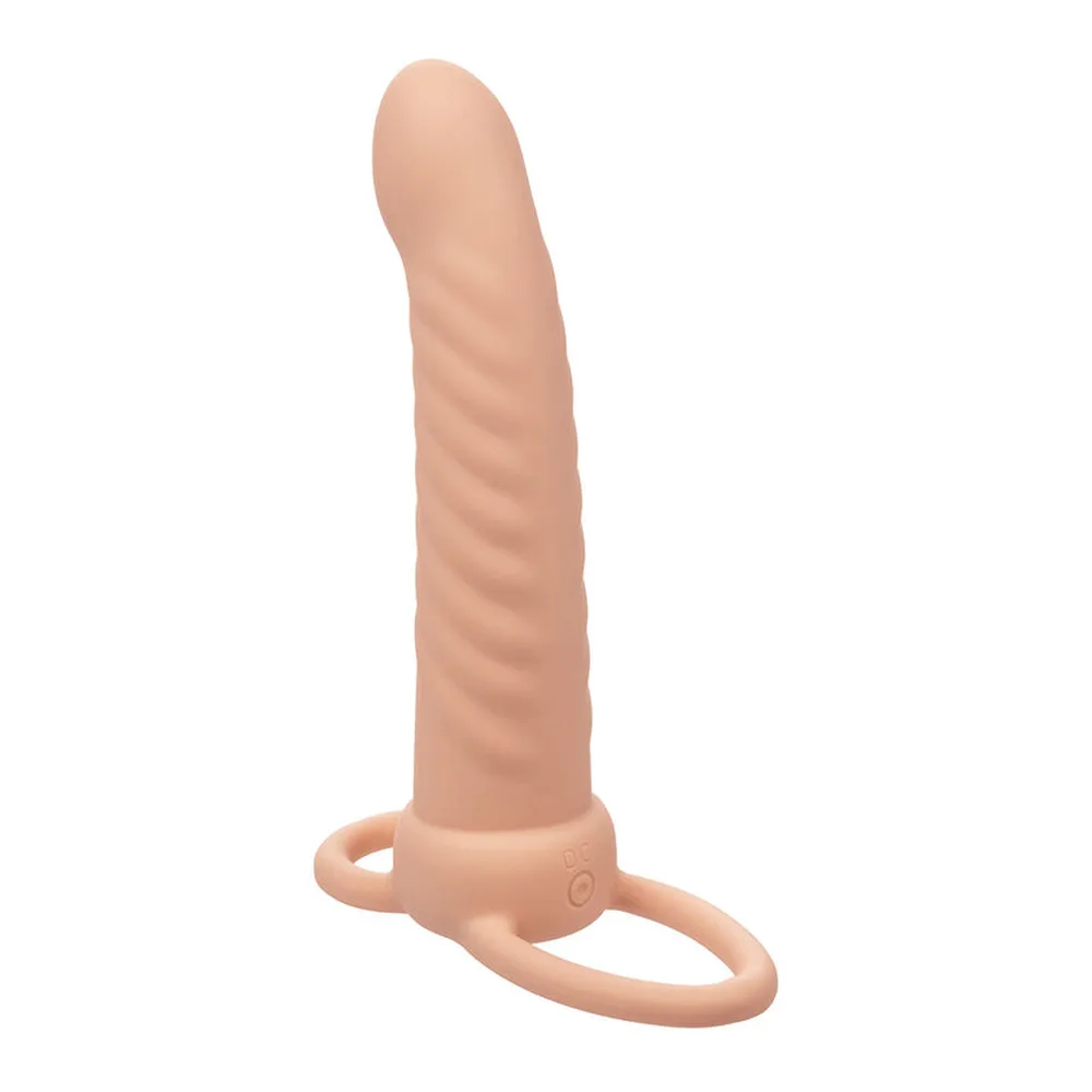 Double pénétrateur en silicone beige avec tige nervurée et base en forme de cœur dotée de deux anneaux de port