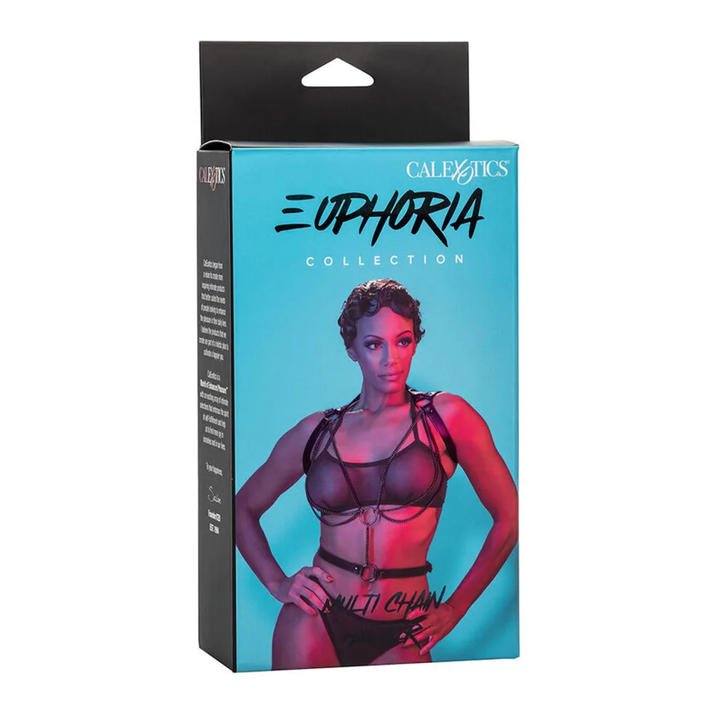 Emballage de la collection Euphoria Calexotics montrant un harnais licol en cuir végétalien noir avec chaînes métalliques, présenté sur mannequin avec éclairage bleu et rose