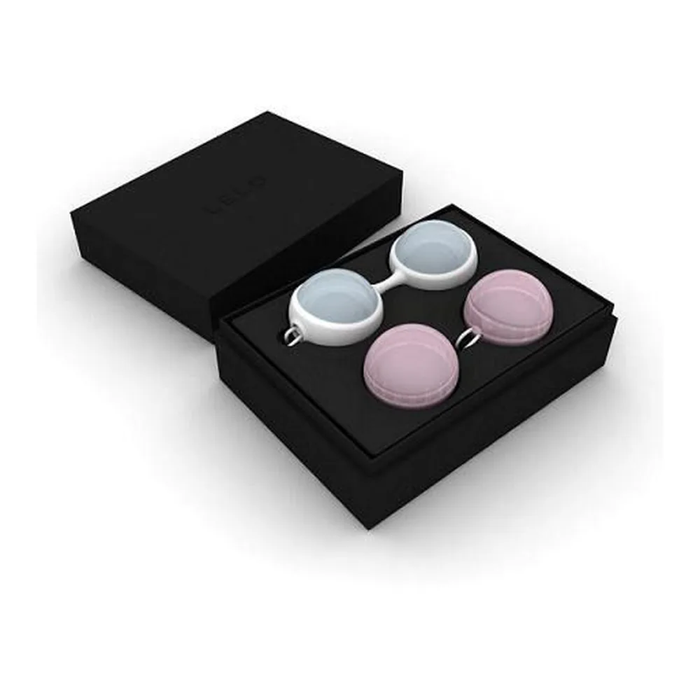Deux paires de boules de Geisha en silicone, l'une bleu clair et l'autre rose avec base blanche, reliées par des cordons blancs, sur fond blanc
