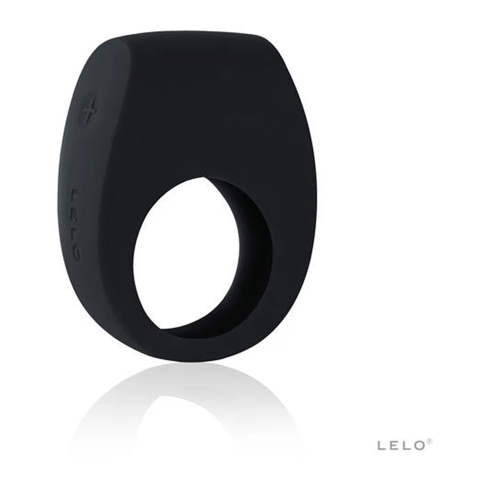 Cockring noir en silicone, de forme ovale arrondie avec ouverture centrale, sur fond blanc avec reflet gris