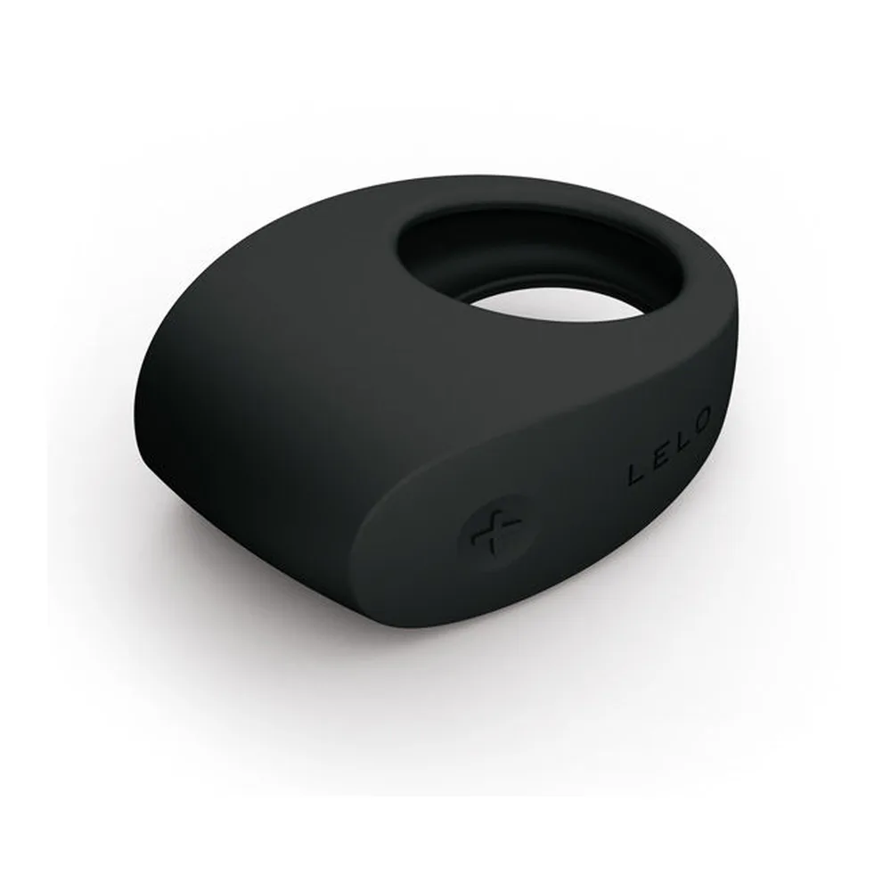 Cockring noir en silicone, de forme ovale arrondie avec ouverture centrale, sur fond blanc avec reflet gris