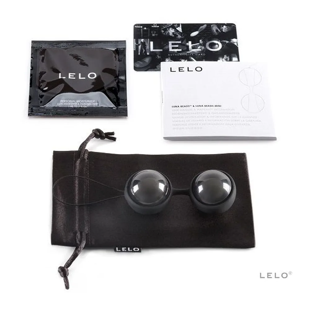 Paire de boules de Geisha en silicone noir brillant de 29 mm, reliées par un connecteur souple et une cordelette de retrait blanche, sur fond blanc