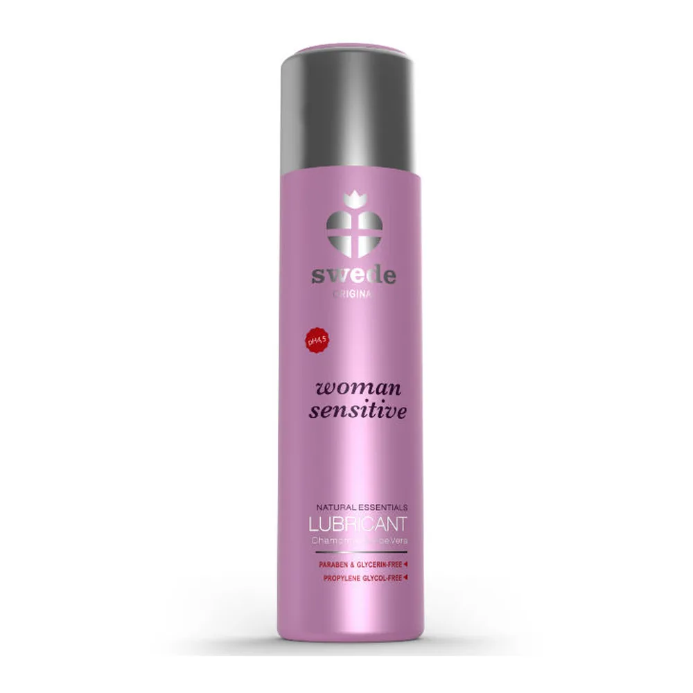 Flacon spray rose vif de lubrifiant avec capuchon gris métallisé, étiquette noire et blanche indiquant « woman sensitive », logo Swede et mention « natural essentials »