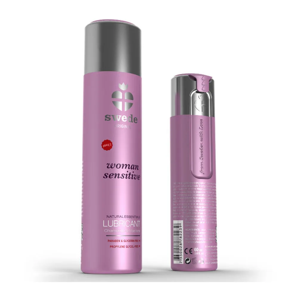 Flacon spray rose vif de lubrifiant avec capuchon gris métallisé, étiquette noire et blanche indiquant « woman sensitive », logo Swede et mention « natural essentials »