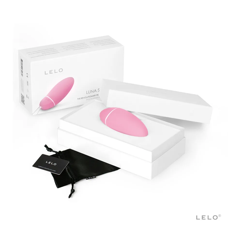 Boule de Geisha rose poudré en silicone avec bande blanche, cordon blanc de suspension et marquage LELO, fond blanc neutre