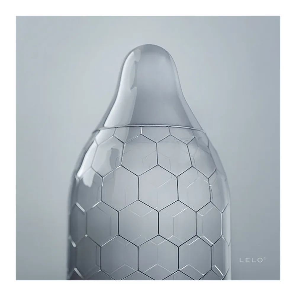 Boîte blanche de 3 préservatifs Lelo Hex Original en latex, avec motif hexagonal en relief sur le côté et texte noir sur fond blanc