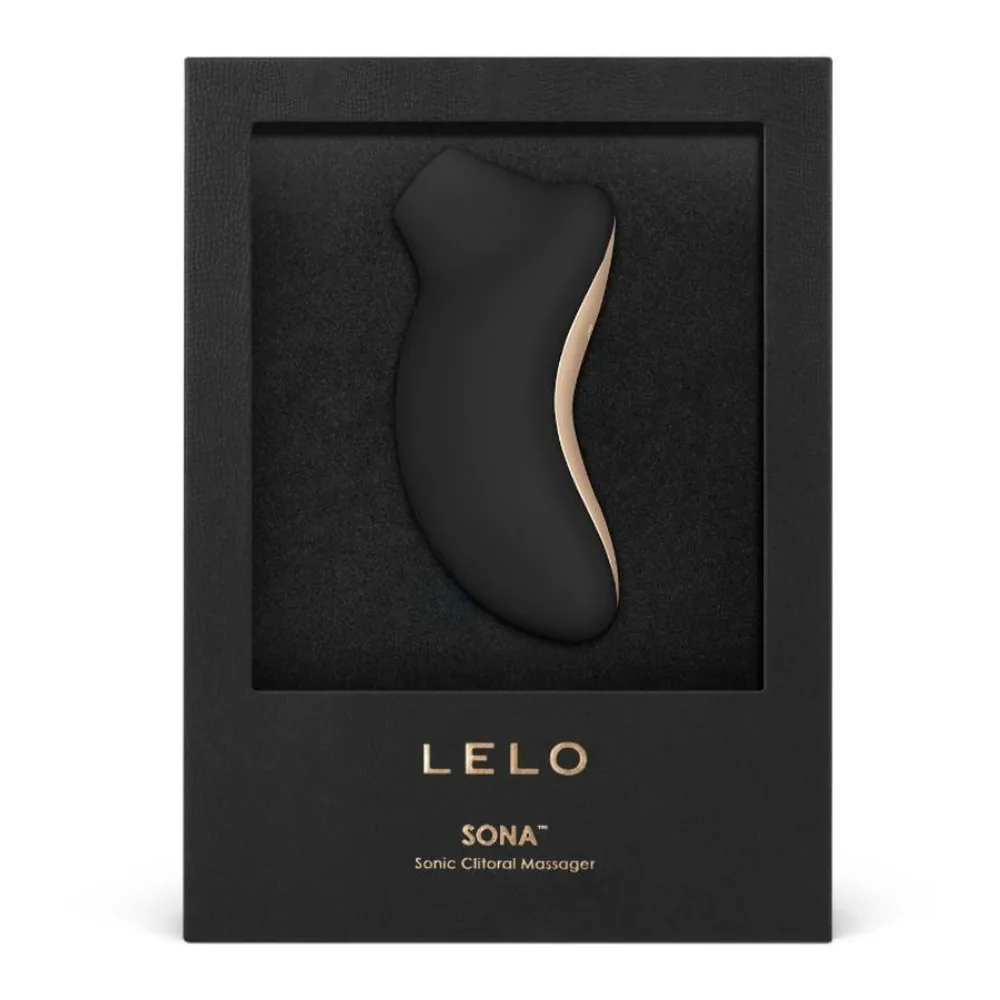Stimulateur clitoridien noir en silicone, forme arrondie épousant les courbes, embout large en dôme, contrôles tactiles gravés sur le côté, sur fond blanc