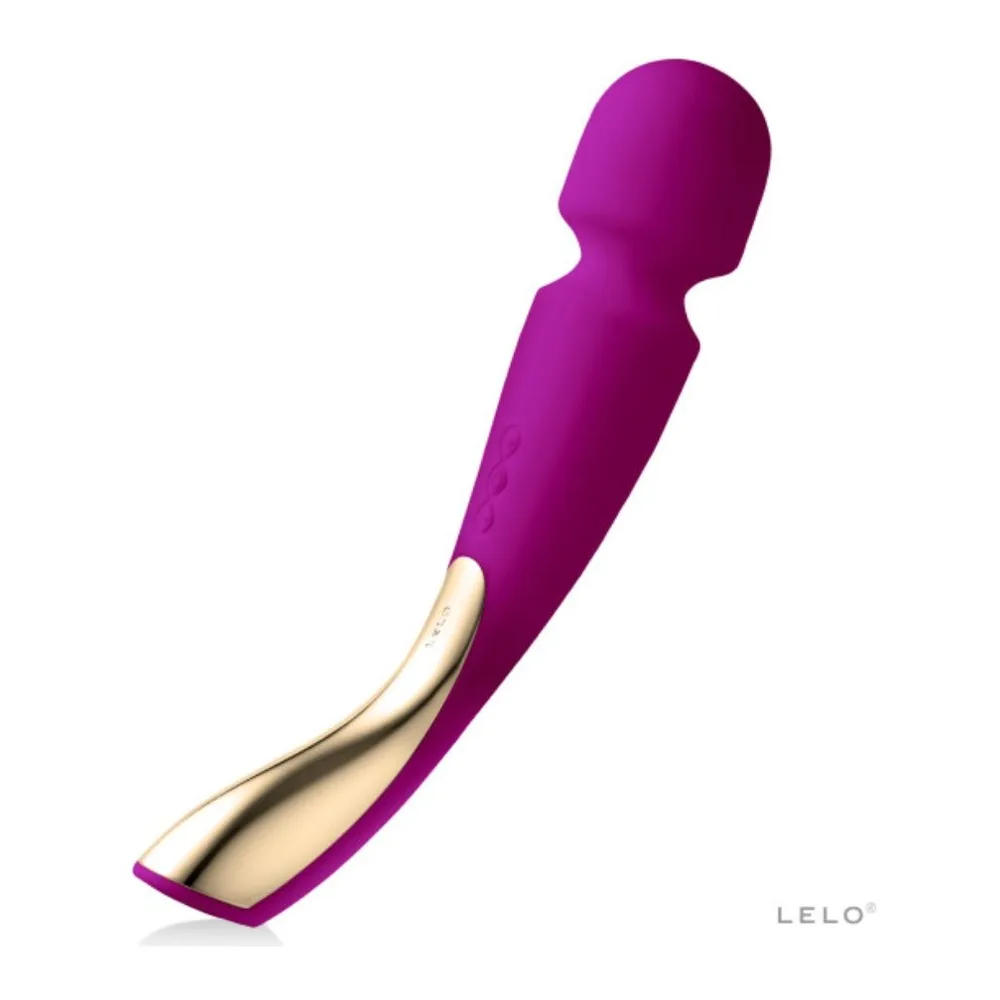 Wand noir avec tête arrondie et corps courbe, accompagné de son câble USB, pochette de rangement, notice et boîte de présentation LELO