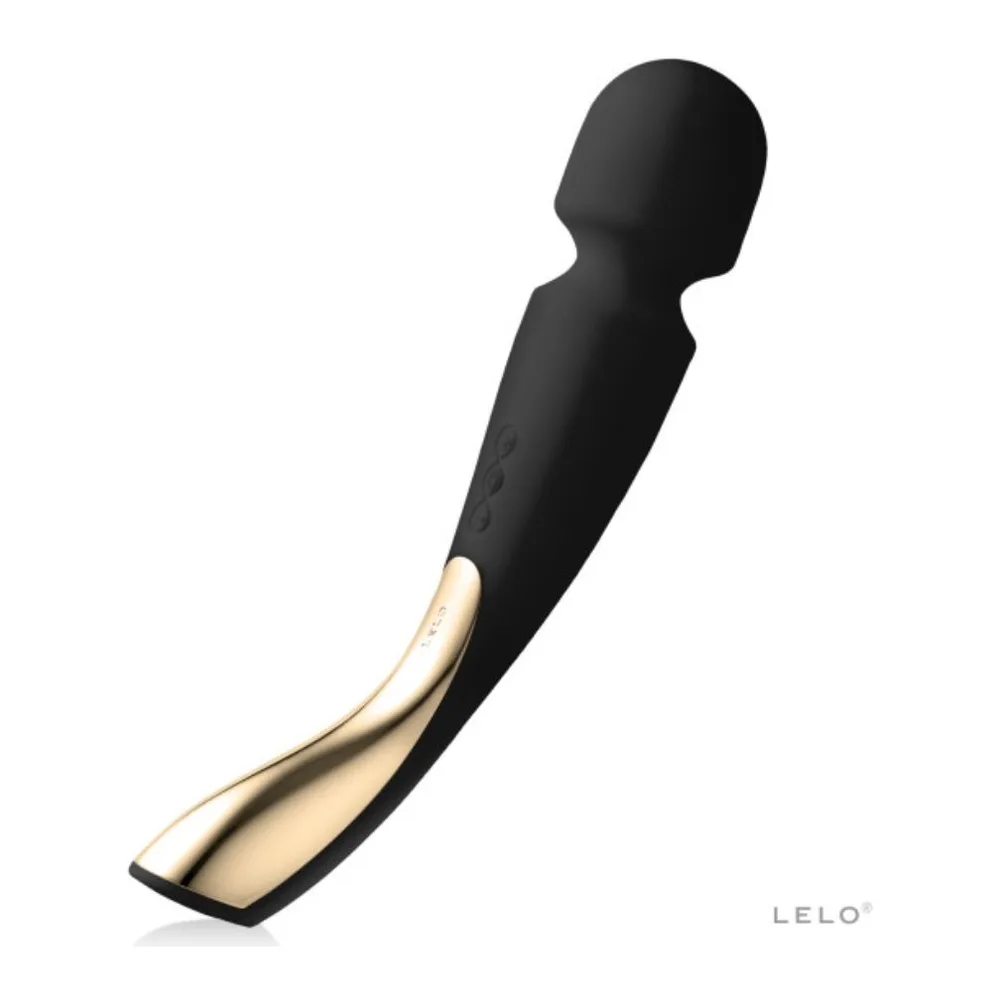 Wand noir avec tête arrondie et corps courbe, accompagné de son câble USB, pochette de rangement, notice et boîte de présentation LELO