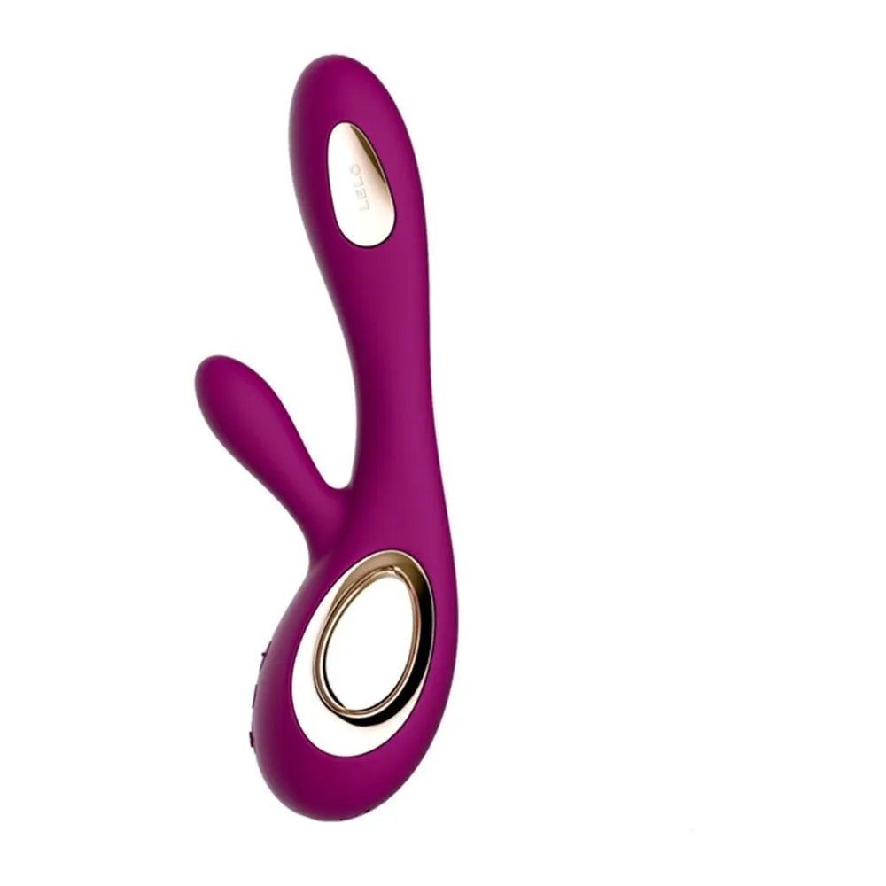 Vibromasseur rabbit en silicone rose profond avec branche supérieure courbe dotée d'une ouverture ovale et branche inférieure plus courte, anneau métallique doré à la base, sur fond blanc