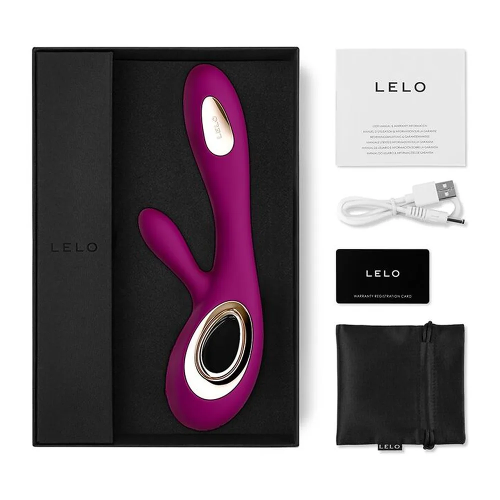 Vibromasseur rabbit en silicone rose profond avec branche supérieure courbe dotée d'une ouverture ovale et branche inférieure plus courte, anneau métallique doré à la base, sur fond blanc