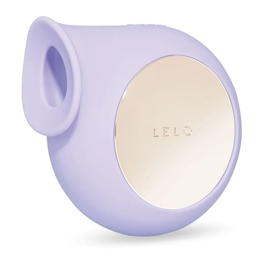 Emballage ouvert du stimulateur clitoridien Sila rose avec sa housse de rangement noire, le câble USB de recharge blanc et la carte de garantie