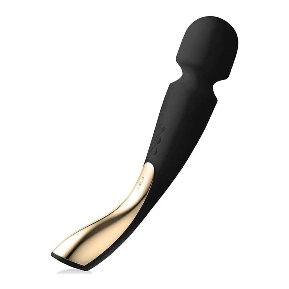 Wand noir en silicone avec manche doré, tête arrondie, boutons de contrôle visibles sur le corps, fond blanc