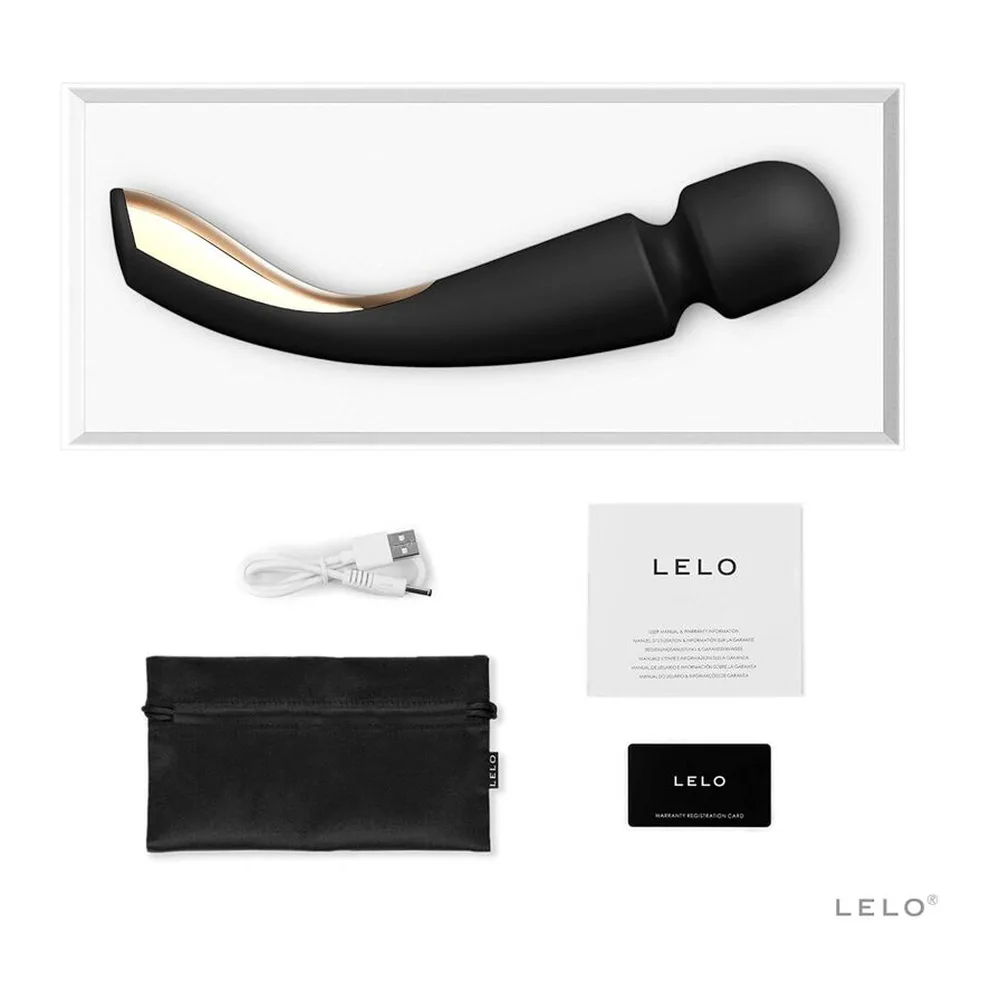 Wand noir en silicone avec manche doré, tête arrondie, boutons de contrôle visibles sur le corps, fond blanc
