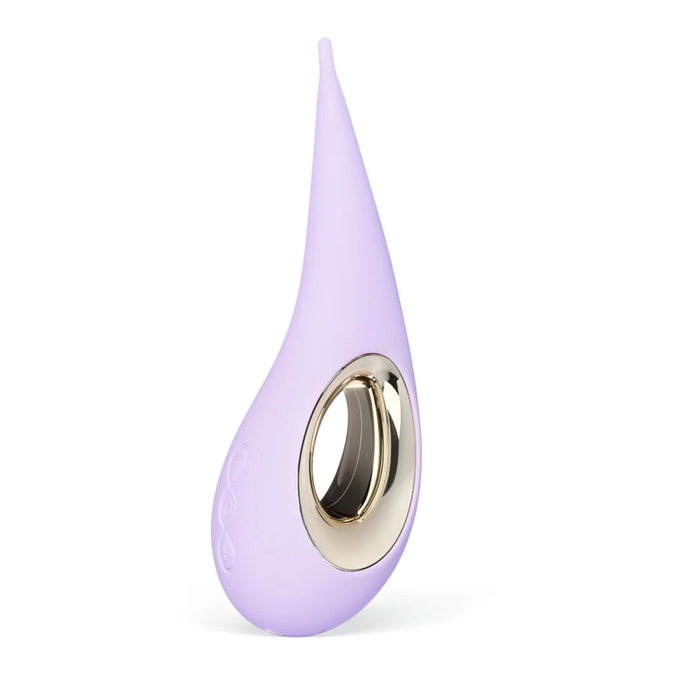 Stimulateur clitoridien rose pâle de forme allongée terminé par une pointe fine, avec embout métallique doré en bas de la structure, sur fond blanc