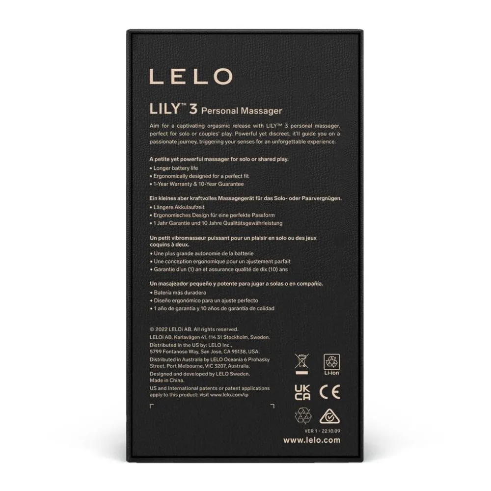 Stimulateur clitoridien Lily Polaire en silicone bleu ciel, de forme épurée et arrondie avec commandes tactiles sur le côté, sur fond blanc