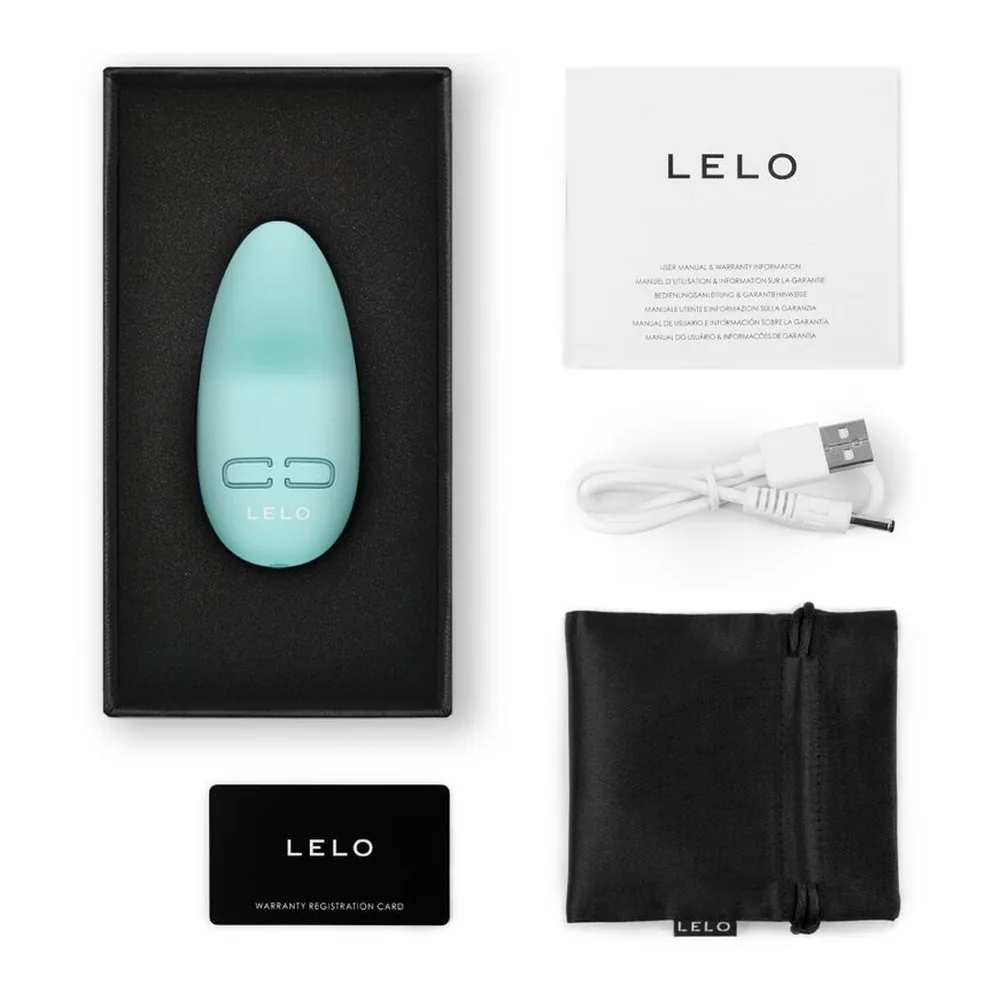 Stimulateur clitoridien Lily Polaire en silicone bleu ciel, de forme épurée et arrondie avec commandes tactiles sur le côté, sur fond blanc