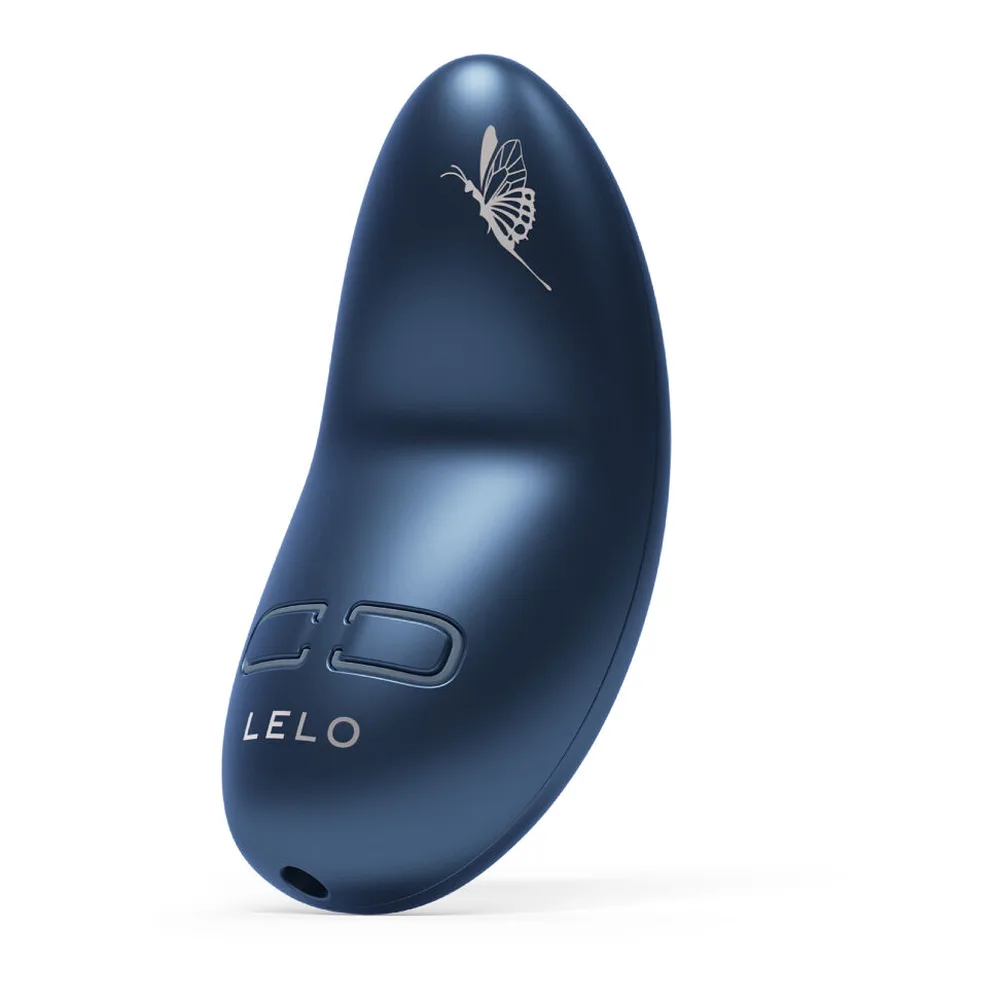 Stimulateur clitoridien noir en silicone avec motif papillon doré en haut, ouverture d'accès au centre, détails de commandes métallisés en bas et marquage LELO en doré