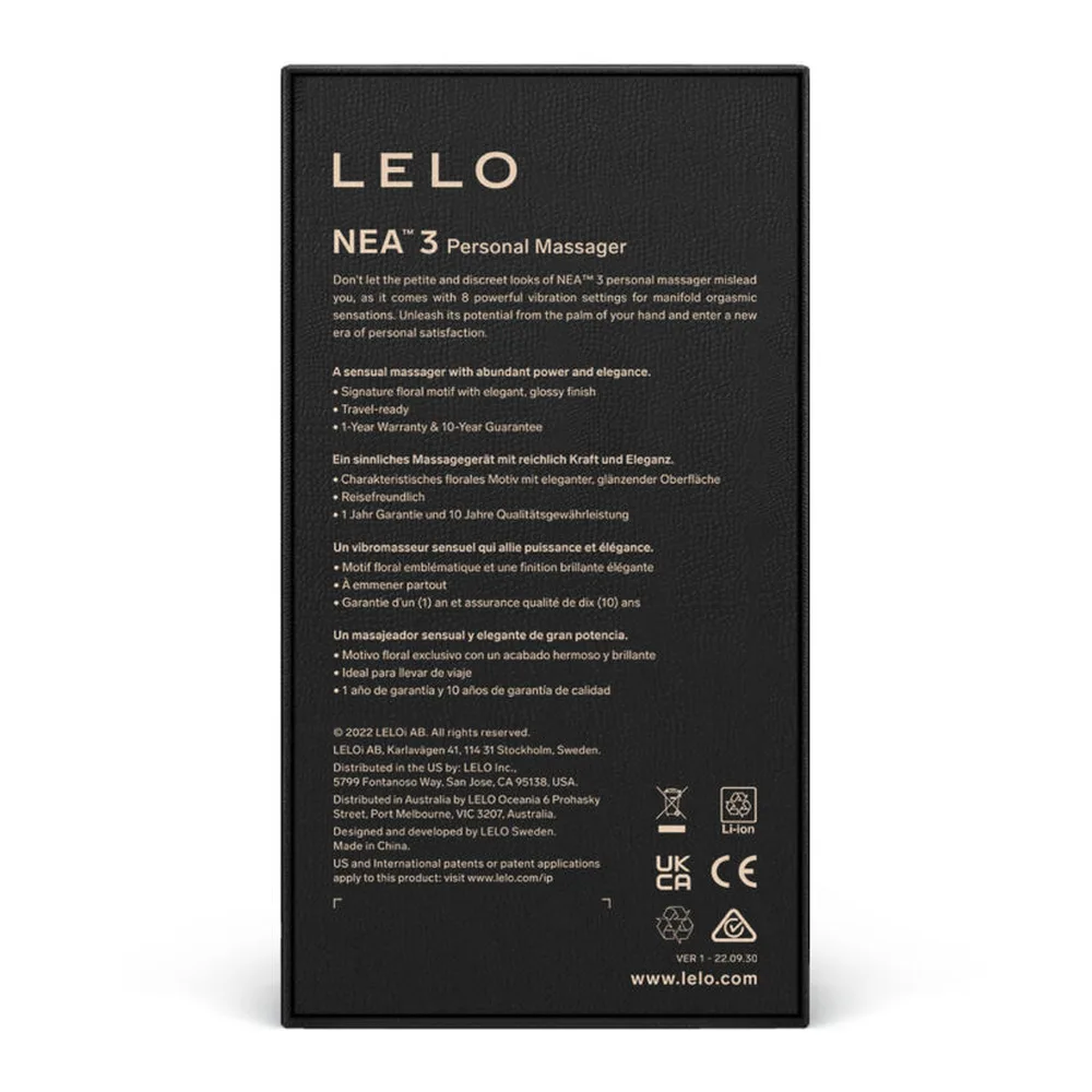 Stimulateur clitoridien noir en silicone avec motif papillon doré en haut, ouverture d'accès au centre, détails de commandes métallisés en bas et marquage LELO en doré