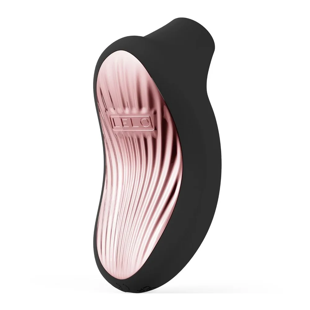 Contenu complet du coffret Sona 3 Cruise : stimulateur clitoridien noir en silicone, manuel d'utilisation, sachet lubrifiant hydratant, cable de charge USB, étui de transport en satin noir et carte de garantie