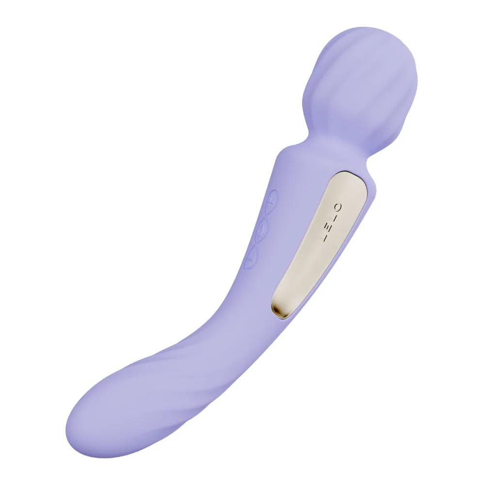 Vibromasseur point G Switch en silicone lavande, avec tête bombée arrondie et corps fuselé, deux extrémités sur le même corps, sur fond blanc