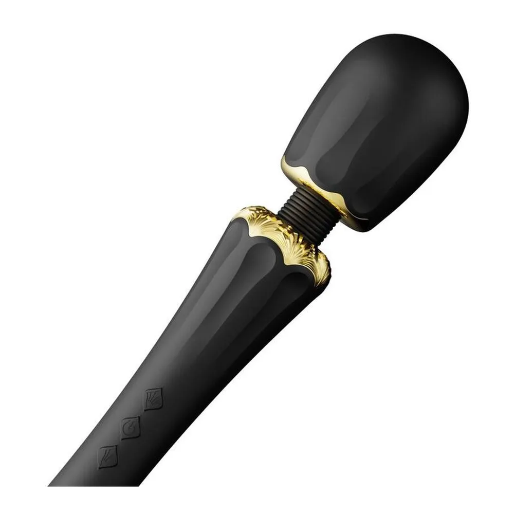 Baguette noire avec tête arrondie et col doré, manche texturé avec motifs gravés, sur fond blanc