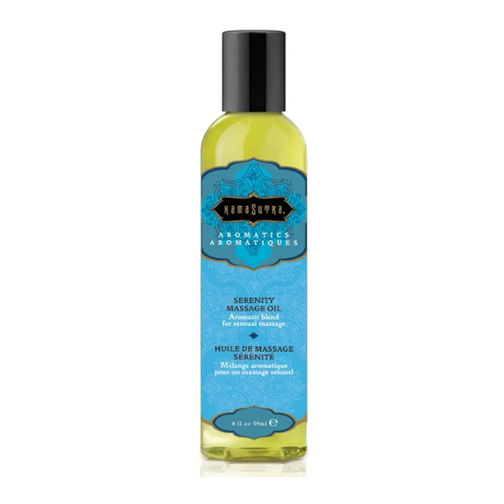 Flacon d'huile de massage Serenity Kama Sutra de 59 ml, liquide jaune clair, étiquette bleu turquoise et dorée, bouchon noir, sur fond blanc
