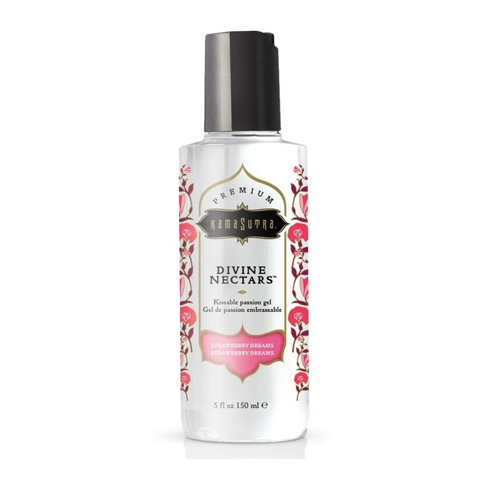 Flacon transparent de lubrifiant comestible Divine Nectar à la fraise, tenu en main, avec étiquette blanche et rose ornée de motifs floraux et mentions en or