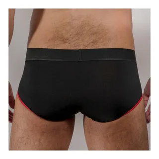 Slip noir porté de face, ceinture élastiquée grise et bordure rouge vif sur les côtés, coupe classique